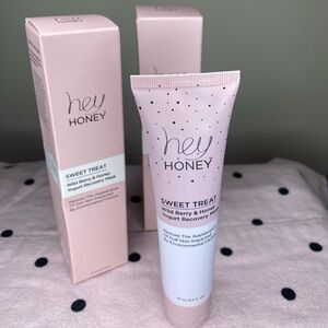 SWEET TREAT wild berry & honey yogurt recovery mask